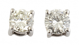 355.  Pendientes dormilonas de brillantes que suman 0,90 ct aprox, engastados en garras