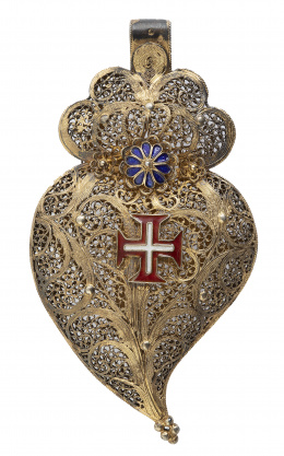 9.  Colgante ff. S. XIX pp. S. XX de Sagrado Corazón, esmalte realizado en filigrana de plata vermeill