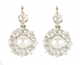 168.  Pendientes largos de pp. S. XX con rosetón de brillantes con perla fina central que pende de chatón de brillante