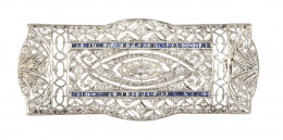 170.  Broche placa Art-Decó con diamante talla marquisse central, en diseño rectangular calado y decorado con diamantes y zafiros calibrados