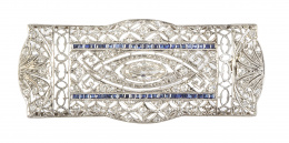 170.  Broche placa Art-Decó con diamante talla marquisse central, en diseño rectangular calado y decorado con diamantes y zafiros calibrados