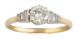 189.  Sortija con brillante central de 0,35 ct aprox, flanqueado por tríos de diamantes talla baguette escalonados