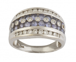 229.  Sortija ancha con bandas de brillantes en chatones y en carril, alternos con bandas de piedras color malva
