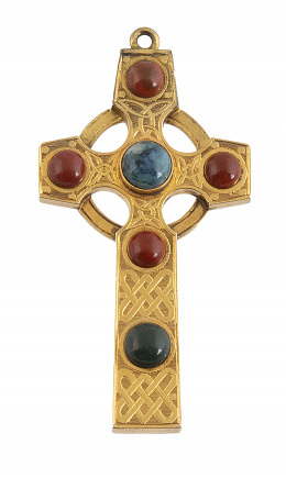 106.  Cruz colgante del S. XIX con cabujones de piedras rojas y verdes y decoración grabada