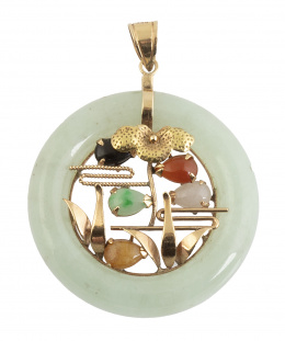 188.  Colgante circular años 50 con marco cilíndrico de jade e interior decorado con ágatas de distintos colores sobre rejilla de oro