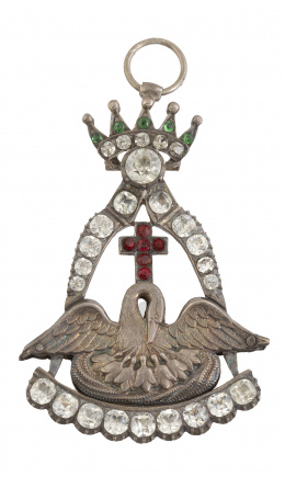 101.  Colgante masón S. XIX con ave central, bajo corona, en marco de strass, con símil de esmeraldas y símil de rubíes