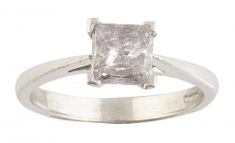 192.  Sortija solitario con diamante talla princesa engastado en cuatro garras
