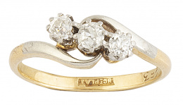 55.  Sortija tresillo de brillantes de pp. S. XX, engastados en oblícuo 