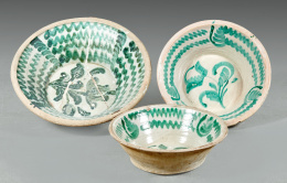 993.  Lebrillo de cerámica esmaltada en verde, con una flor en el asiento.Fajalauza, S. XIX..