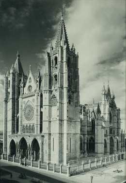 366.  Manuel Martín de la Madrid (1905-1985)*“Catedral de León”Fotografía en blanco y negro..