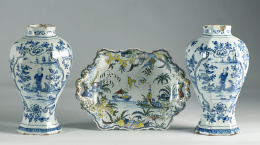 494.  Pareja de tibores de cerámica esmaltada con decoración de chinerías en azul de cobalto.Delft, S. XVIII..