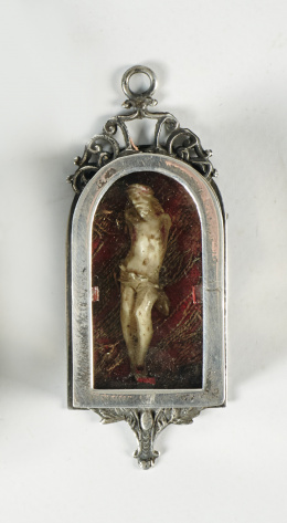 445.  Medalla devocional con un vitral y marco de plata con forma de capilla, interior con Cristo de marfil o hueso tallado.Trabajo español, S. XVIII..