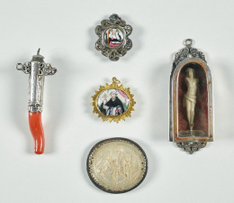 400.  Medalla devocional de esmalte con Santo Domingo y San josé, con marco de oro formando rayos.Trabajo español, S. XVIII..