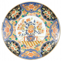 1210.  Plato de porcelana japonesa esmaltada, ff. S. XIX.