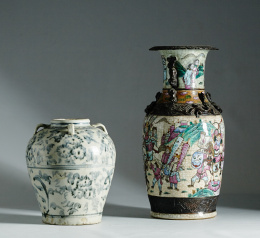 980.  Jarrón en porcelana Ming, esmaltado en azul cobalto y blanco.Trabajo chino, S. XVII