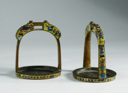556.  Pareja de estribos de bronce y esmalte cloissoné.Trabajo chino, S.XIX.