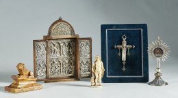 912.  Relicario de pié en plata, con la reliquia en su marco de sol, de Santa Teresa con su autentica.España, S.XIX.