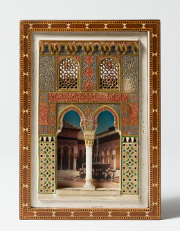 1105.  Rafael RusMaqueta de la puerta de la Alhambra en yeso policromado, dorado y columna de alabastro, con marco de taracea en hueso y madera.Trabajo granadino, firmado y fechado, 1920..