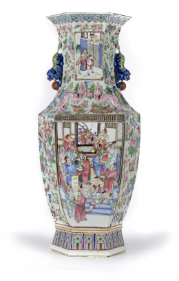 482.  Jarrón en porcelana Familia Rosa. China, Dinastía Qing, ff. s. XIX. 