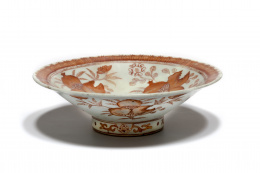 1033.  Cuenco en porcelana esmaltada con decoración de melocotones.China, ff. S. XIX - pp. S. XX