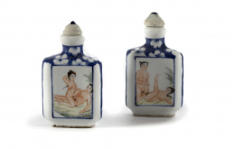483.  Pareja snuff bottles en porcelana con escenas eróticas. Dinastía Qing, periodo Guangxu (1875-1908)