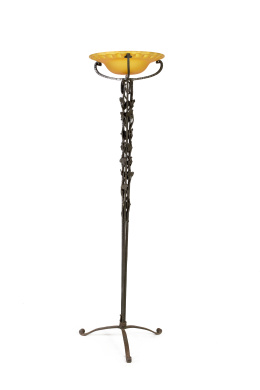 898.  A la manera de Edgar Brandt (1880 - 1960).Lámpara de hierro fundido decorada con hojas de parra.Francia.