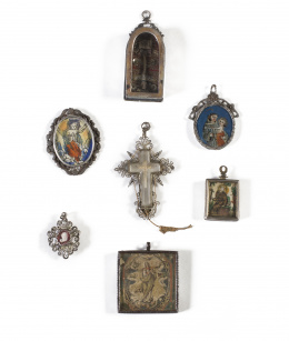 617.  Medalla devocional con grabado coloreado de Jesús resucitado, con marco en hierro y plata.Trabajo español, S. XVIII - XIX..