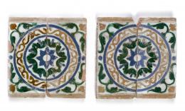 793.  Dos azulejos de cerámica esmaltada con la técnica de arista.Sevilla, S. XVII.