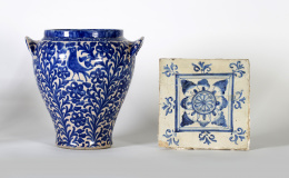 630.  Azulejo de techo de cerámica esmaltada en azul de cobalto, decorado con una flor.Sevilla, S. XVIII..