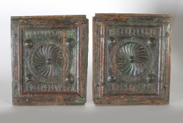847.  Dos tablas de madera tallada con restos se policromía.Quizás trabajo indio, S. XIX..