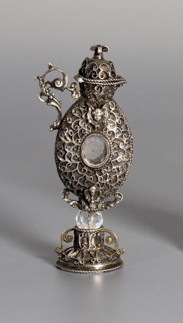 606.  Jarrito de plata y cristal de roca, con decoración aplicada, asa de “s”, sigue modelos del S. XVI.S. XIX.