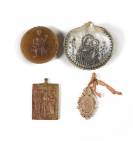 784.  Medalla militar en marfil policromado, Santa Bárbara por el anverso y en el reverso el Alcázar de Segovia. Fechada “el 2 del VIII de 1938”..