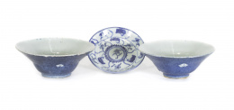 725.  Un plato y dos cuencos en porcelana esmaltada azul y blanca.China, Dinastía Qing, S. XIX