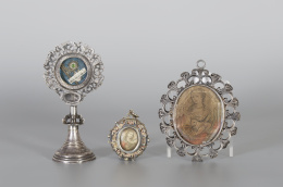 621.  Medalla devocional de plata con restos de dorado, en uno de los viriles grabado de una santa.Trabajo español, S. XVII.
