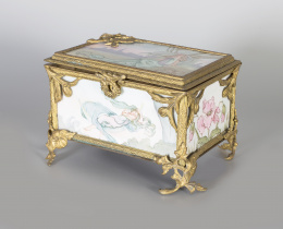 785.  Caja art-nouveau de porcelana esmaltada con metal dorado.Trabajo continental, h. 1890.