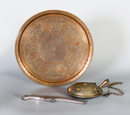 693.  Polvorera de bronce con decoración grabada con gacelas y elementos vegetales.Persia?, S. XIX.