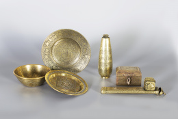 690.  Lote de caja, jarrón y tintero de bronce dorado, con decoración grabada.Trabajo otomano, XIX..