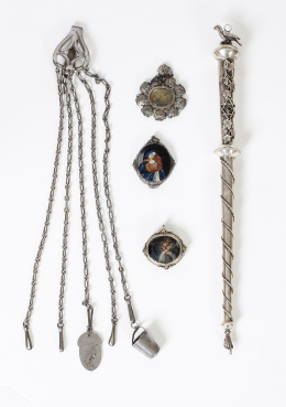 959.  Torá de plata con decoración vegetal en el mango y rematado en un aveRusia, 1812Con marcas.