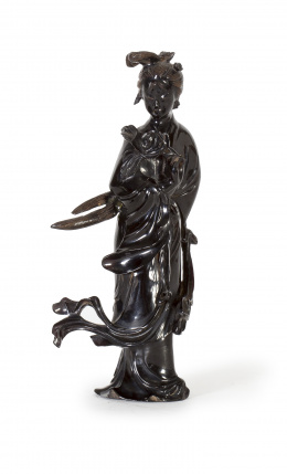 1071.  Escultura de dama con flor en ámbar prensado. China, principios S. XX