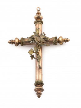 7.  Cruz colgante Isabelina con brazos cilíndricos y centro de pajarito y hojas aplicadas con perlitas