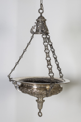 875.  Lámpara votiva de plata con decoración repujada de hojas, y eslabones caladosTrabajo español, segunda mitad del S. XIX.
