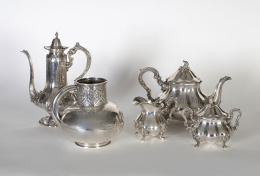 911.  Theodore B. Starr*Tetera de plata sterling, con decoración repujada de flores y aplicaciones de marfil,  fecha con  iniciales grabadas 1878 / 8 de octubre/ 1903Nueva York..