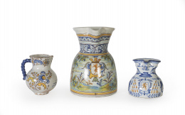 1325.  Jarro de cerámica esmaltada en azul y ocre siguiendo la serie tricolor. Ruiz de Luna, pp. del S. XX..
