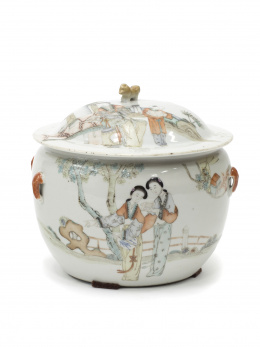 1011.  Sopera redonda en porcelana esmaltada época de la república. China, pp. S. XX