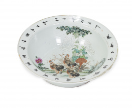 1032.  Bowl en porcelana esmaltada de la época de la república con decoración de tres gallos en el asiento. China, pps. S. XX