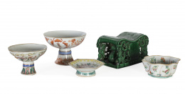 1034.  Conjunto de 5 piezas en porcelana, formado por: tres fruteros, un cuenco en forma de hoja y una almohada en porcelana verde. China, S. XX
