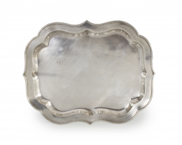 557.  Bandeja de plata en su color de perfil formado arcos conopiales, marca frustra.B y R, Barcelona, primera mitad del S. XIX..