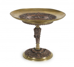 619.  L. Oudry Pre EditeurTazza de bronce con decoración clásica.Trabajo francés ffs. del S. XIX - pp. del S. XX.