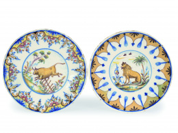 1128.  Par de platos de cerámica esmaltada uno con un toro y otro con un león.Triana, h. 1900..
