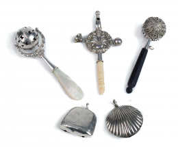 505.  Lote de cinco sonajeros de plata , con mangos de madera, hueso y nácar, uno con forma de cencerro y otro de venera.Inglaterra, ffs. del S. XIX - pp. del S. XX..